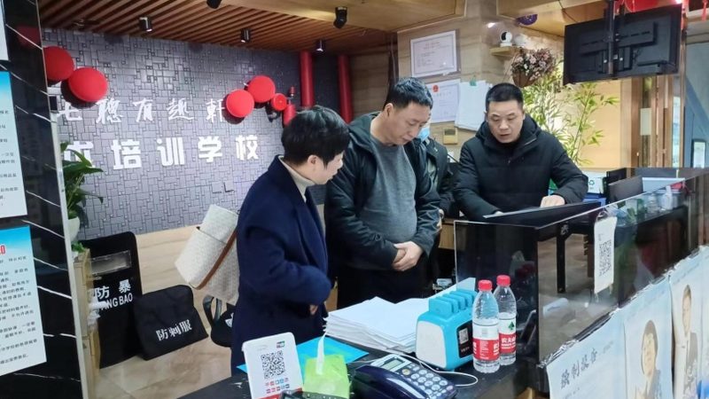 小标题：师资力量与教学资源是核心